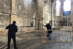 Démontage de l'installation à l'église des Trinitaires